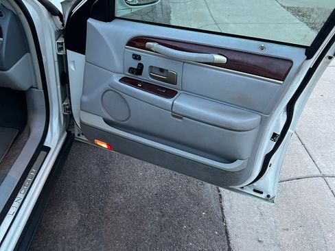 Used 2004 Lincoln Town Car Ultimate image 8