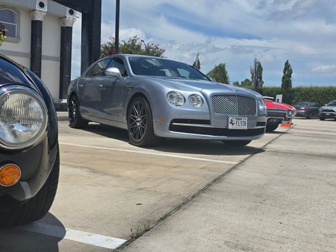 Used 2016 Bentley Flying Spur W12 image 2