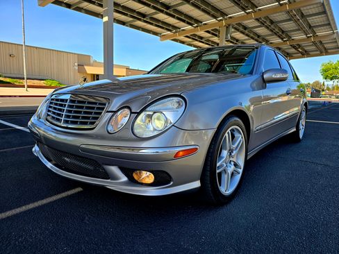 Used 2005 Mercedes-Benz E 500 Sedan image 2