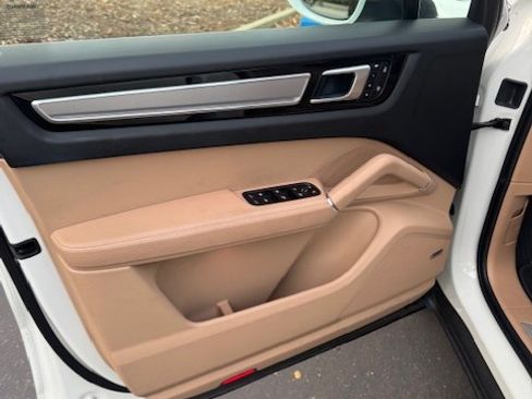 Used 2022 Porsche Cayenne Platinum Edition image 12
