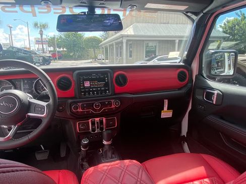 Used 2023 Jeep Gladiator Overland image 5