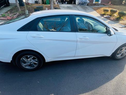 Used 2025 Hyundai Elantra SE image 9