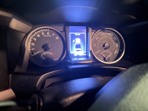 Used 2017 Toyota Tacoma TRD Off-Road w/ Premium & Technology Package image 2