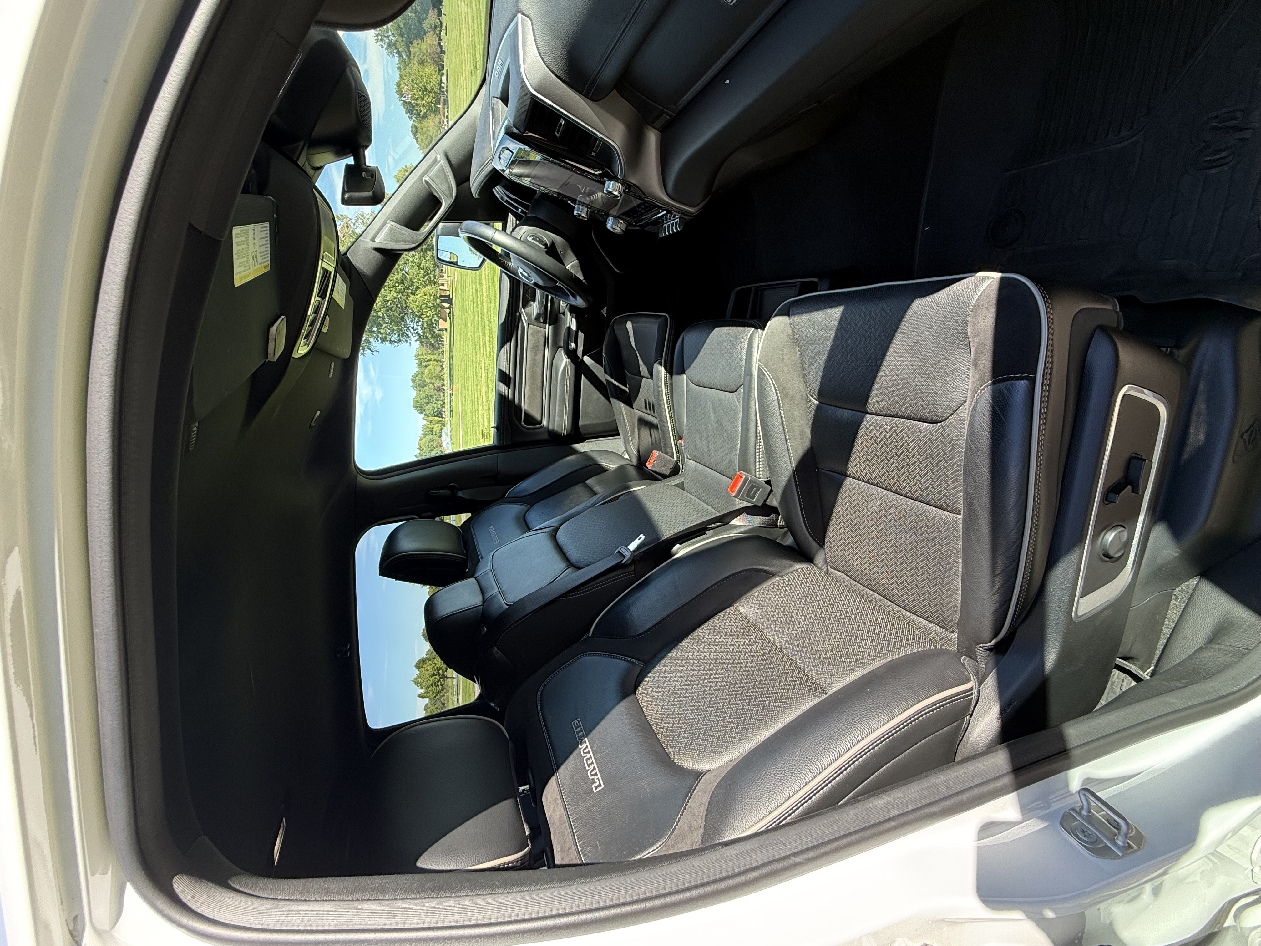 Used 2023 RAM 1500 Laramie AWD/4WD image 19