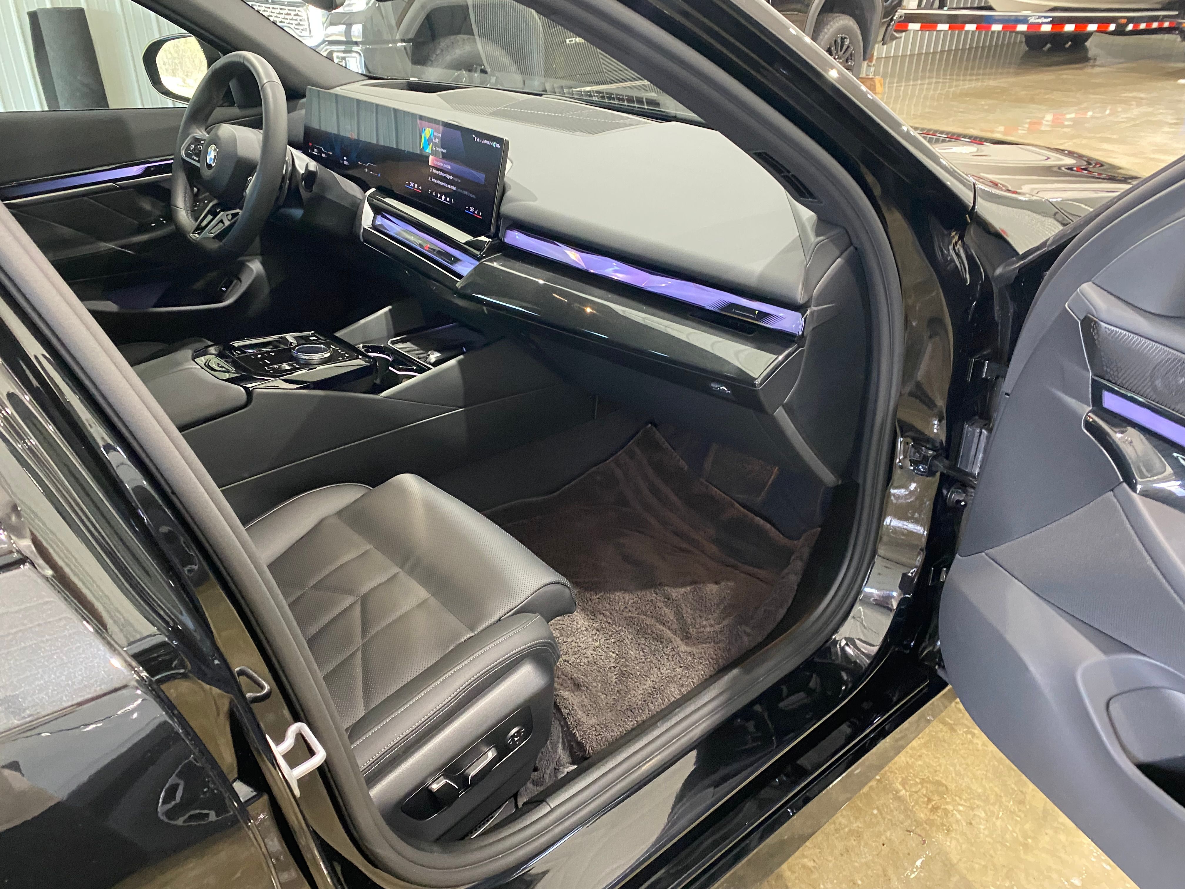Used 2025 BMW 540i xDrive w/ M Sport Package AWD/4WD image 8