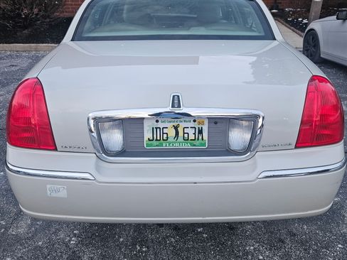 Used 2006 Lincoln Town Car Signature Limited image 9