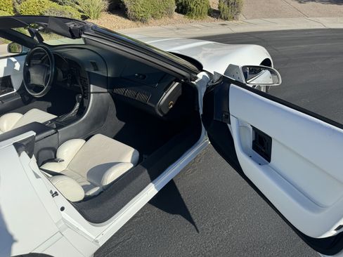 Used 1993 Chevrolet Corvette Convertible RWD image 18
