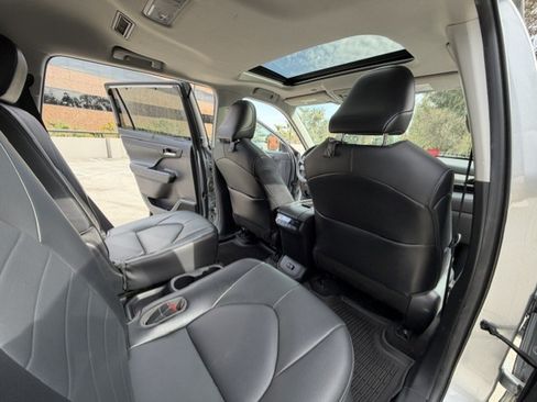 Used 2021 Toyota Highlander XLE AWD/4WD image 16