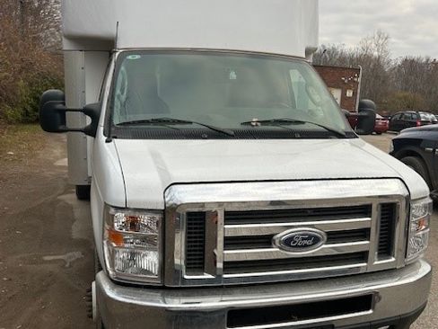 Used 2024 Ford E-450 and Econoline 450 Super Duty w/ Power Windows & Locks Group image 5