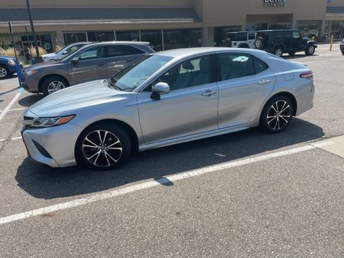 Used 2018 Toyota Camry SE image 2