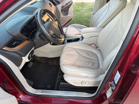 Used 2017 Lincoln MKC Select w/ Select Plus Package image 12