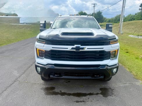 Used 2024 Chevrolet Silverado 2500 Custom w/ Custom Value Package AWD/4WD image 4