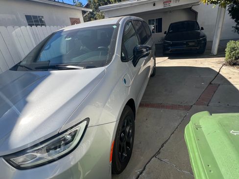 Used 2024 Chrysler Pacifica Limited image 17