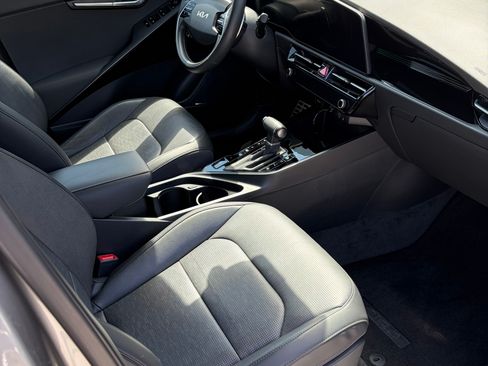 Used 2024 Kia Niro SX Touring image 11