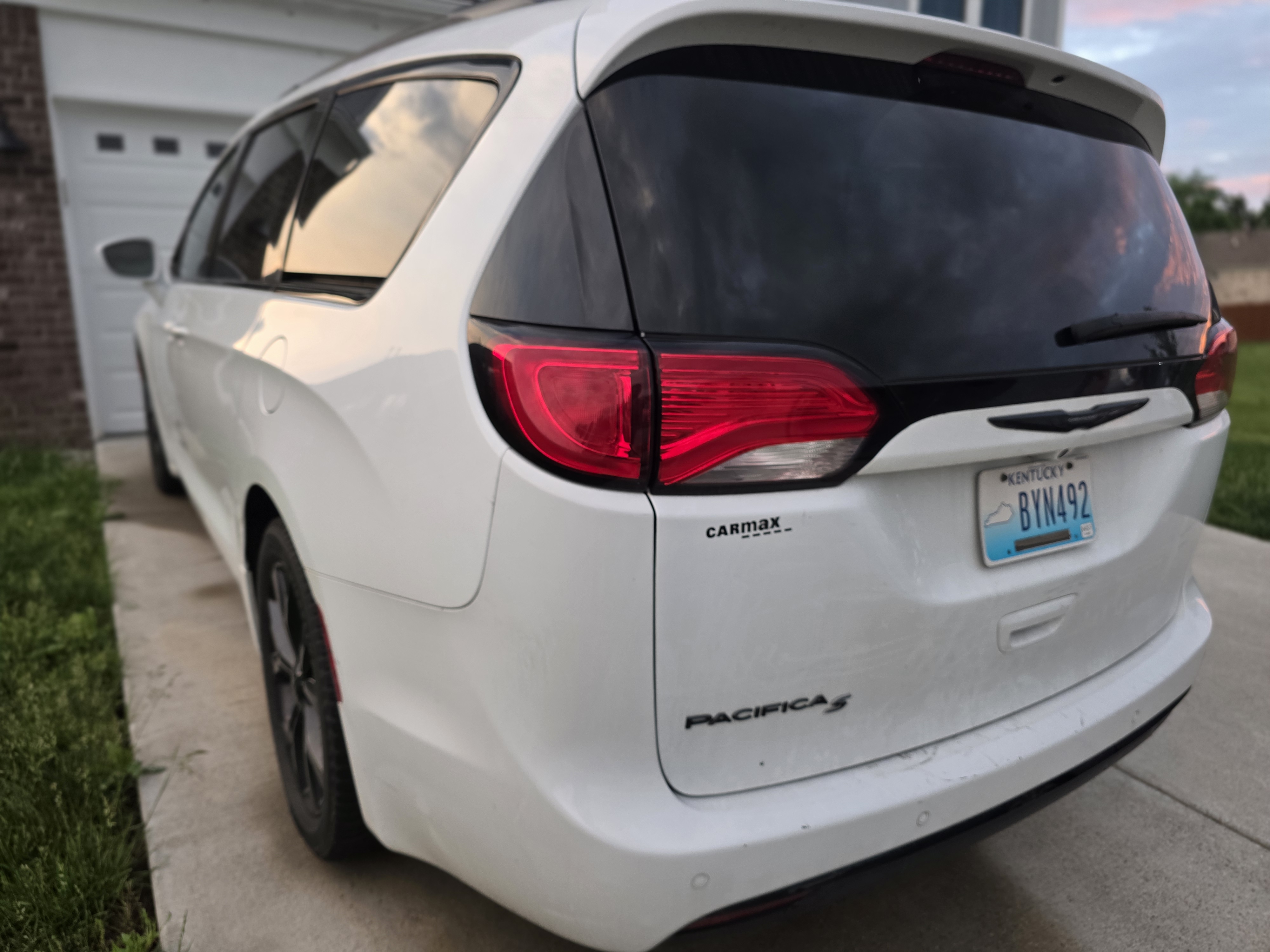 Used 2018 Chrysler Pacifica Touring-L Plus w/ S Appearance Package FWD image 9