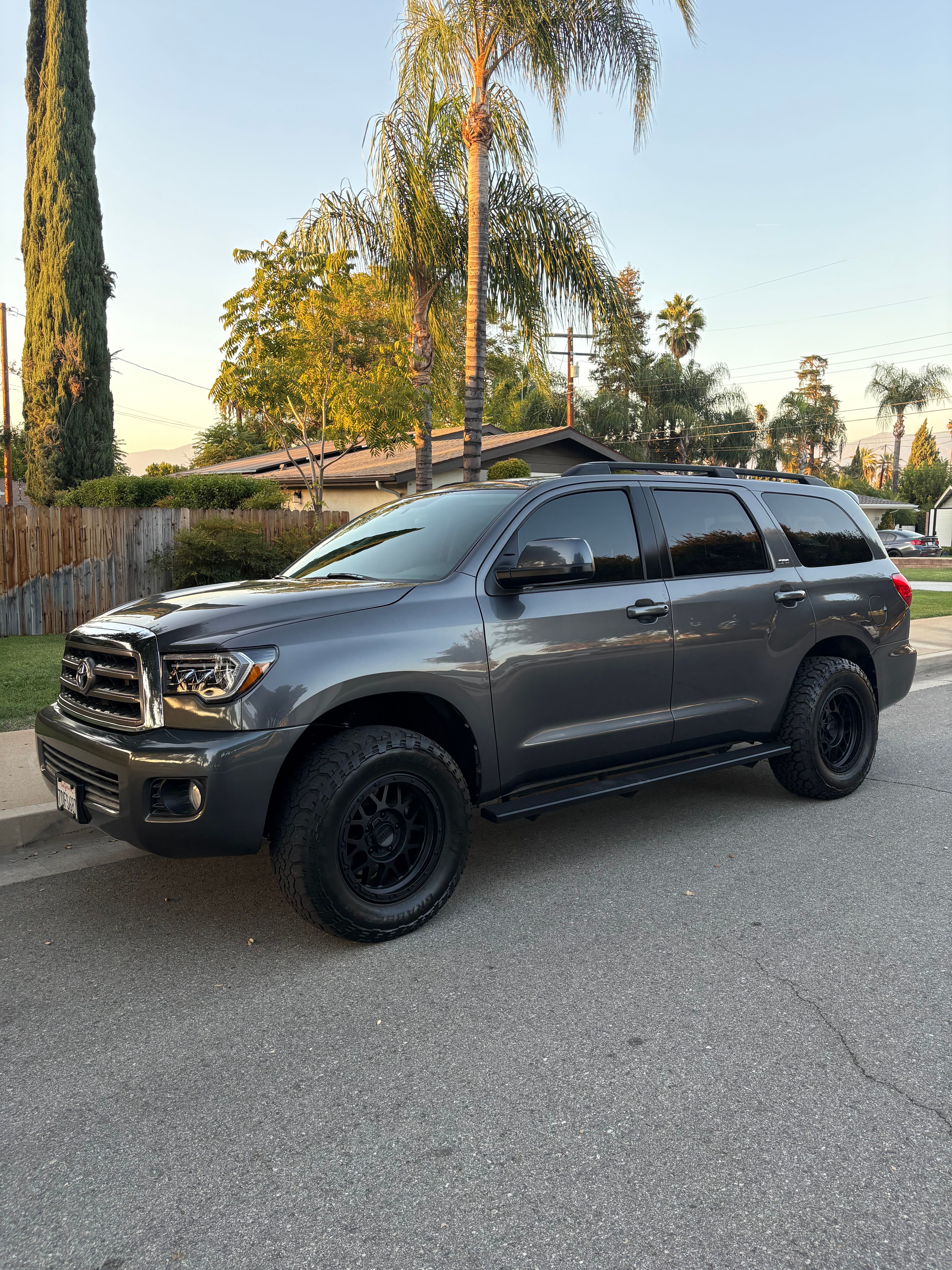 Used 2014 Toyota Sequoia SR5 AWD/4WD image 1