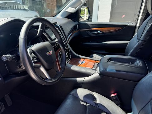 Used 2016 Cadillac Escalade Luxury RWD image 9