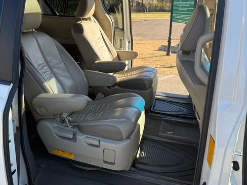 Used 2011 Toyota Sienna Limited image 15