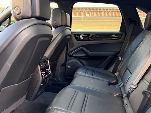 Used 2019 Porsche Cayenne Sport Utility 4D image 12