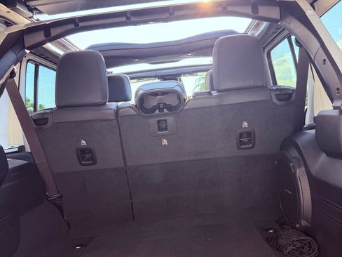 Used 2025 Jeep Wrangler Unlimited Rubicon image 5