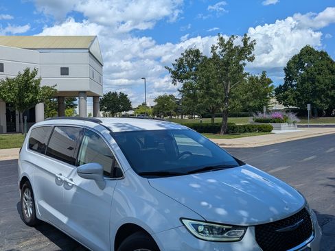 Used 2022 Chrysler Pacifica Touring-L image 2