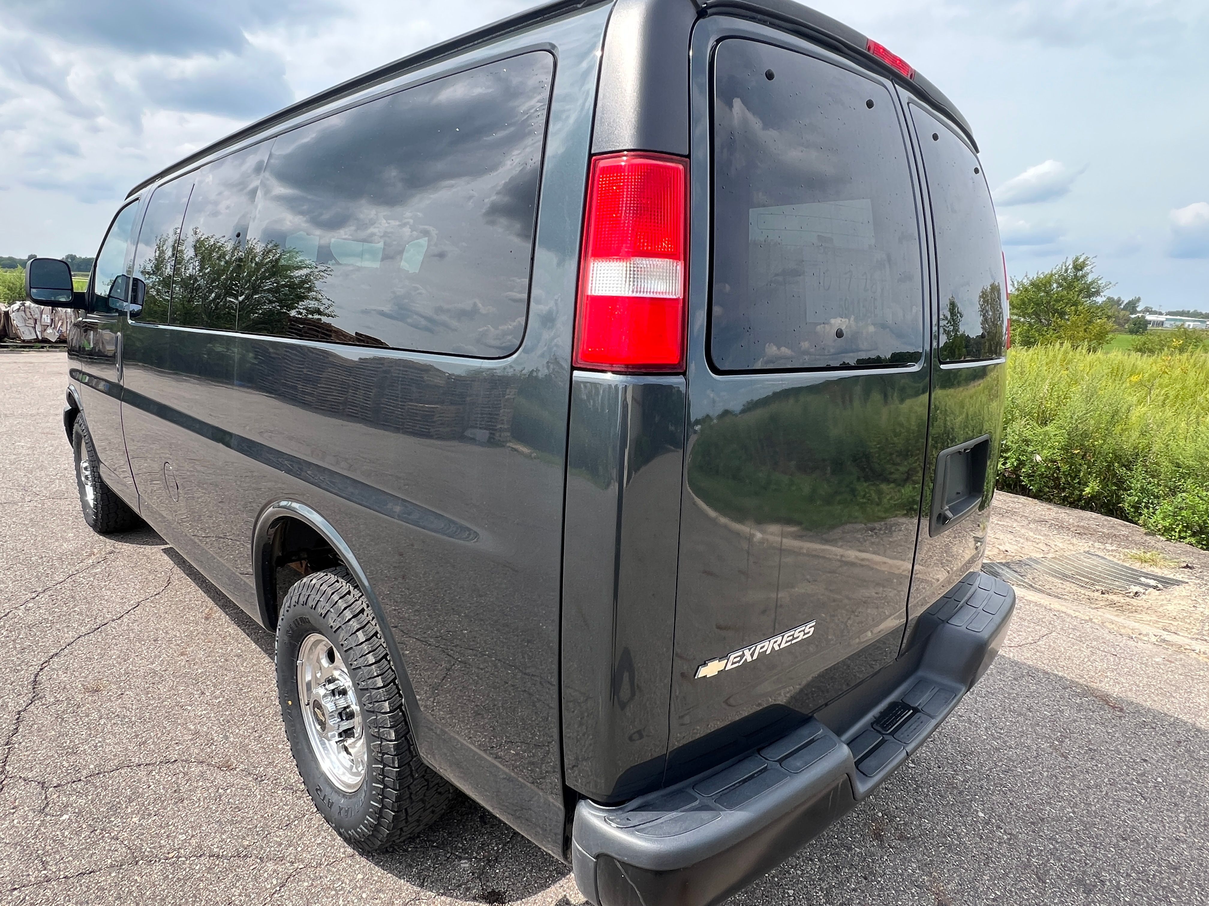 Used 2017 Chevrolet Express 2500 LS RWD image 2