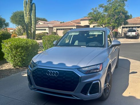 Used 2024 Audi Q5 e Prestige w/ Prestige Package image 2