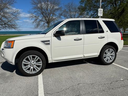 Used 2010 Land Rover LR2 HSE image 2