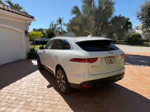 Used 2018 Jaguar F-PACE Prestige image 2