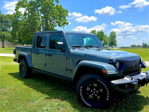 Used 2025 Jeep Gladiator Sport AWD/4WD image 4