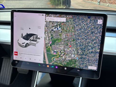Used 2018 Tesla Model 3 Long Range image 9