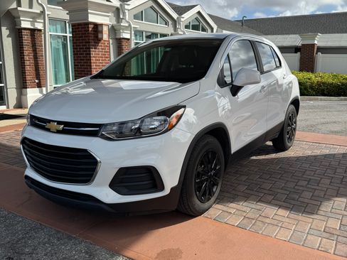 Used 2017 Chevrolet Trax LS image 2