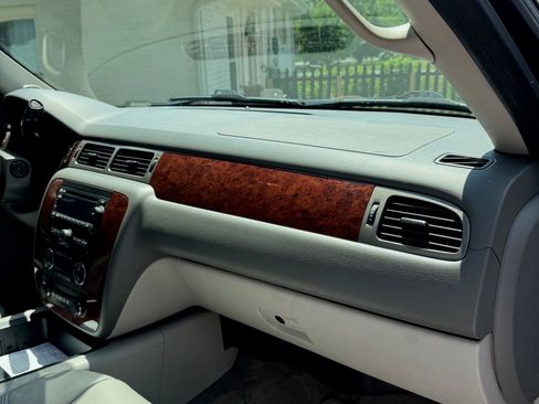 Used 2013 Chevrolet Suburban LT w/ Luxury Package AWD/4WD image 10