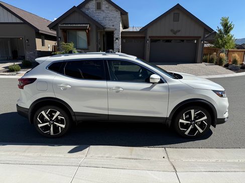 Used 2020 Nissan Rogue Sport SL FWD image 1