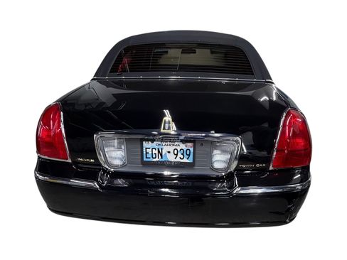 Used 2008 Lincoln Town Car Signature Limited image 19