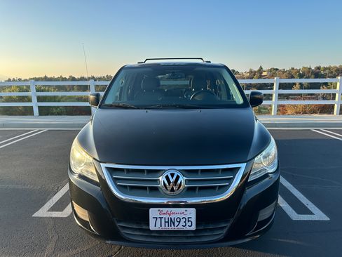 Used 2012 Volkswagen Routan SE image 2