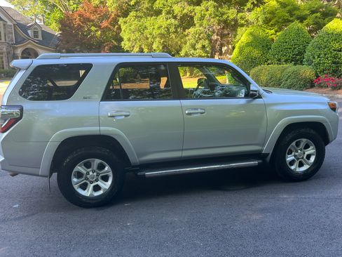 Used 2016 Toyota 4Runner SR5 Premium RWD image 2