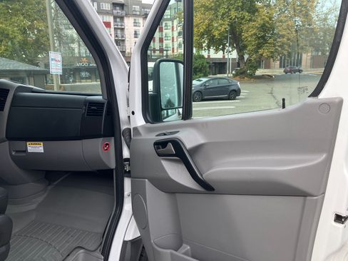 Used 2014 Freightliner Sprinter 2500 image 12