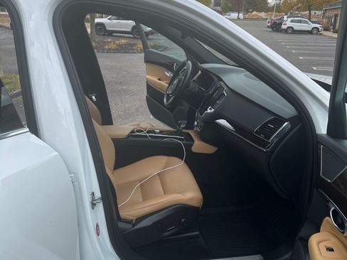 Used 2018 Volvo XC90 T6 Momentum w/ Convenience Package image 12