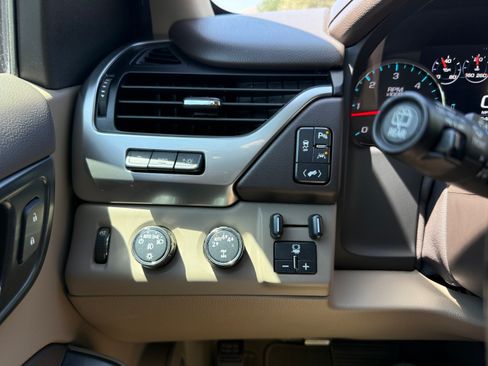 Used 2020 Chevrolet Suburban Premier w/ Premier 6.2L Value Package AWD/4WD image 16