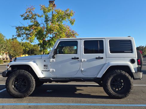 Used 2016 Jeep Wrangler Unlimited Sahara w/ Dual Top Group AWD/4WD image 8