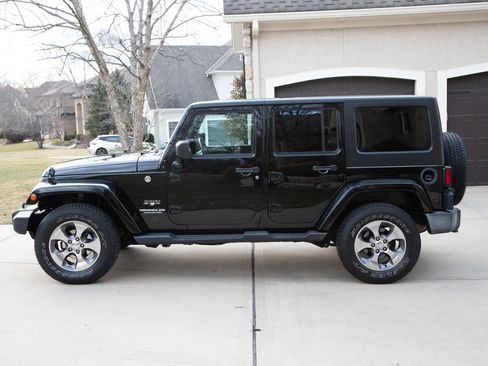 Used 2016 Jeep Wrangler Unlimited Sahara image 2