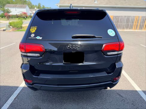 Used 2018 Jeep Grand Cherokee Altitude AWD/4WD image 6