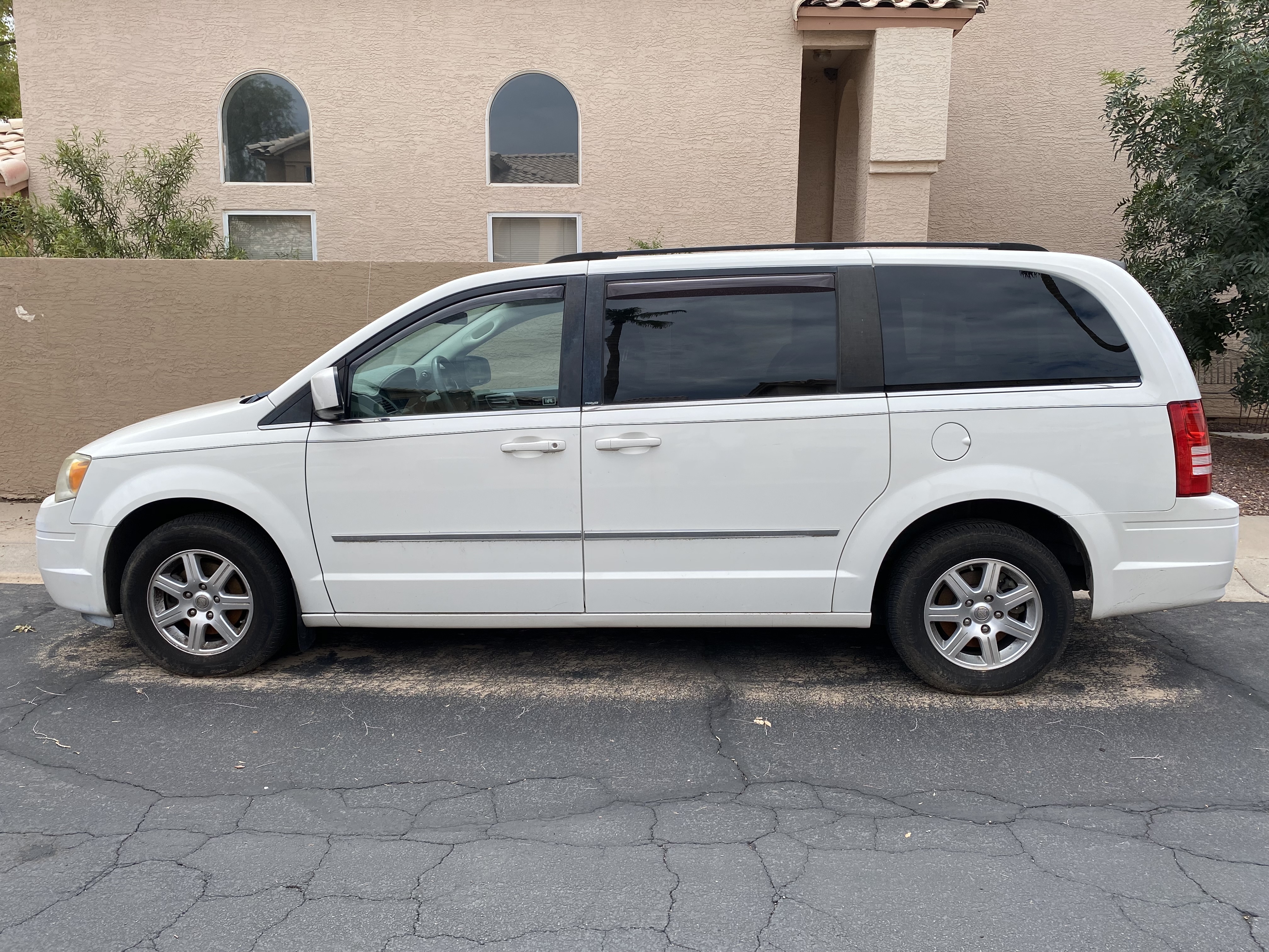Used 2009 Chrysler Town & Country Touring FWD image 6