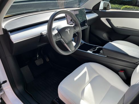 Used 2020 Tesla Model Y Long Range image 13