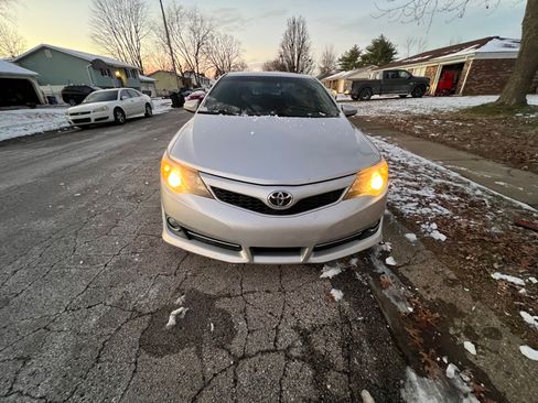 Used 2012 Toyota Camry SE image 2