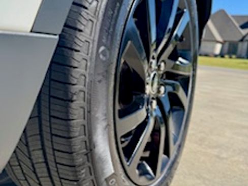 Used 2017 Land Rover Discovery SE image 12