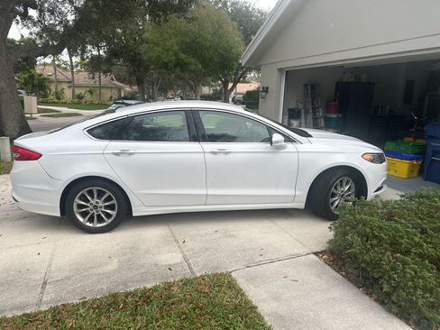 Used 2017 Ford Fusion SE w/ Fusion SE Technology Package image 1