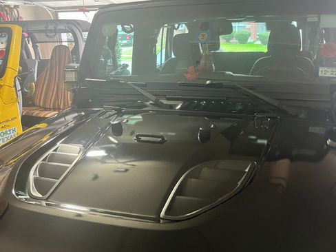 Used 2015 Jeep Wrangler Unlimited Rubicon w/ Connectivity Group image 5