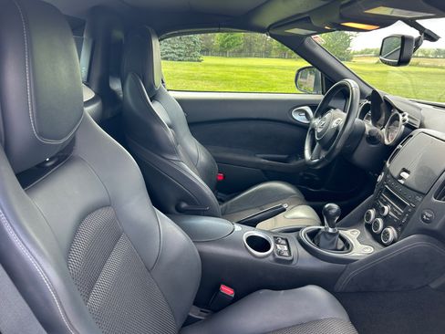 Used 2010 Nissan 370Z Touring w/ Sport Pkg RWD image 10